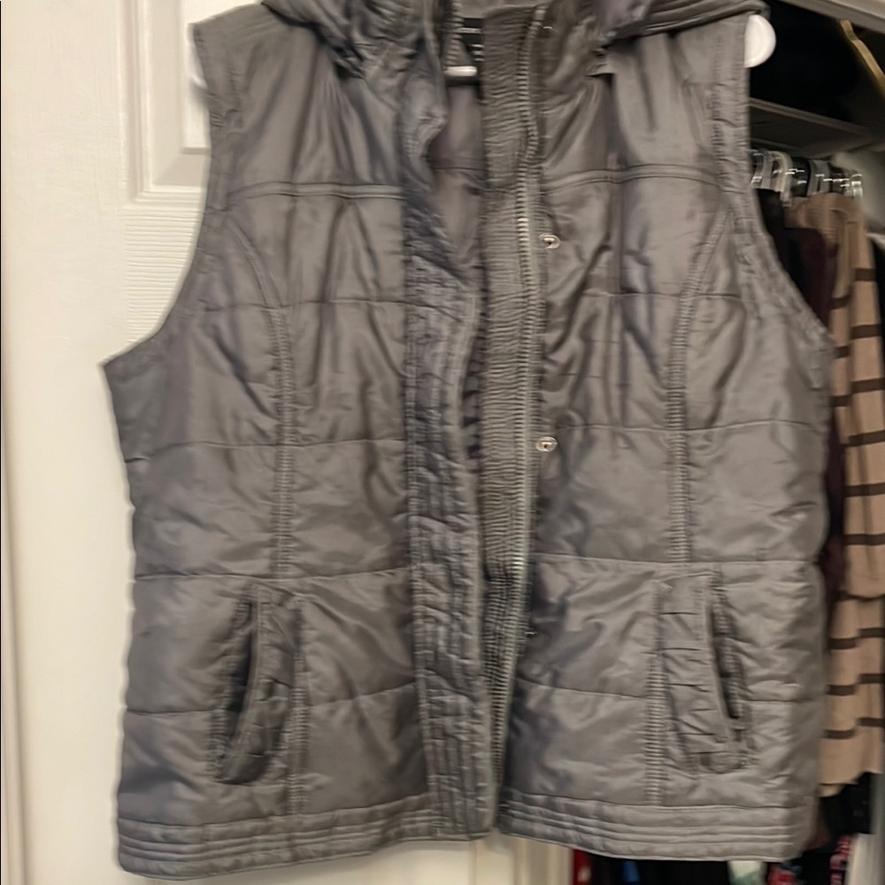 Gray Quilted Puffer Vest. can button and zipper but need new zipper